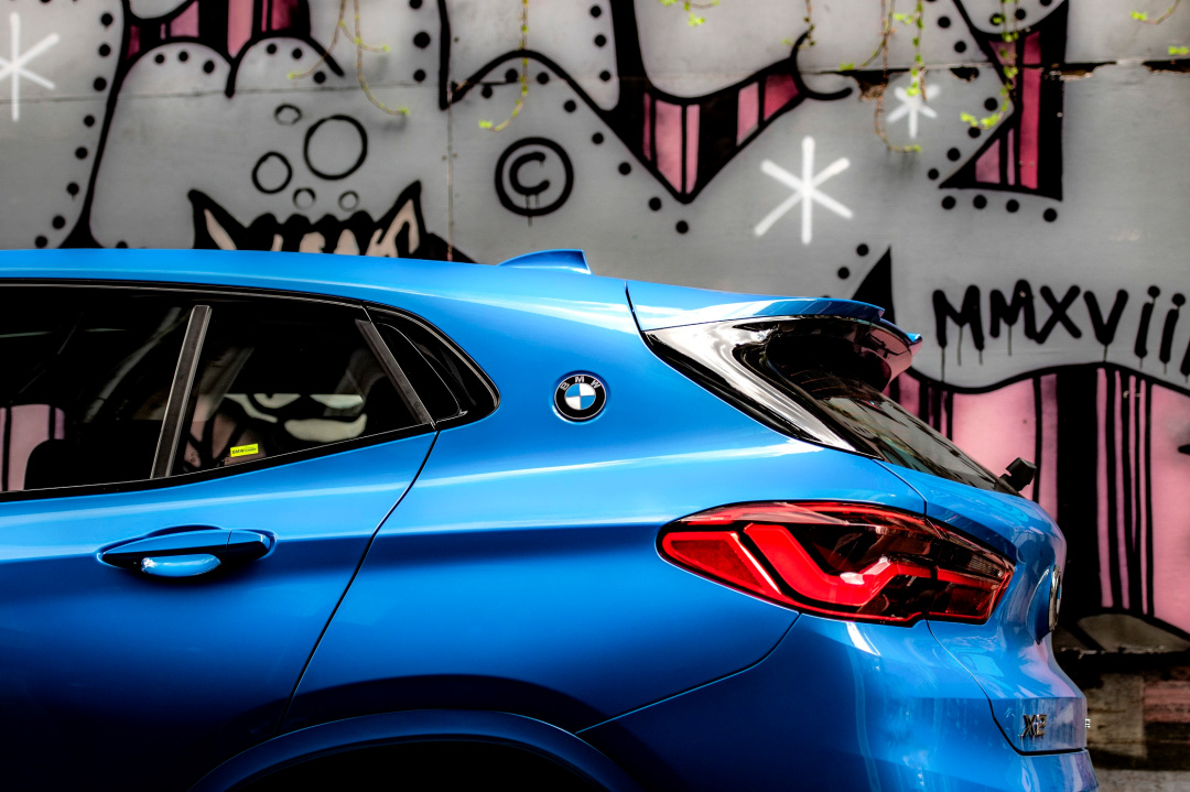 SMALL_[新聞照片四]承襲傳奇BMW 3.0 CSL賽車靈魂，將藍白廠徽嵌於C柱之上，搭配M款後擾流尾翼，以引領潮流之姿展現獨樹一格的跨界魅力